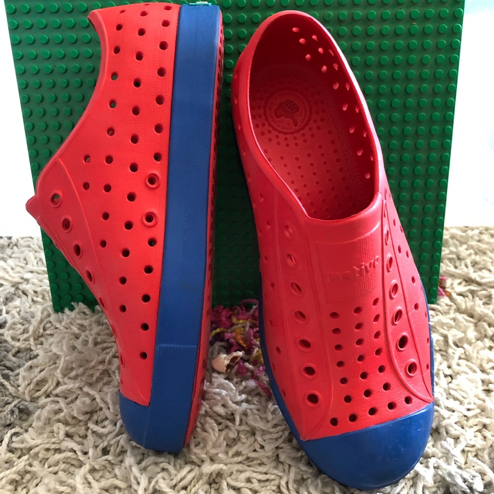 Native Jefferson red blue shoes sz J2 water play